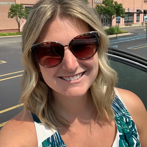 Meet your Posher, Christina - Picture 4 of 4